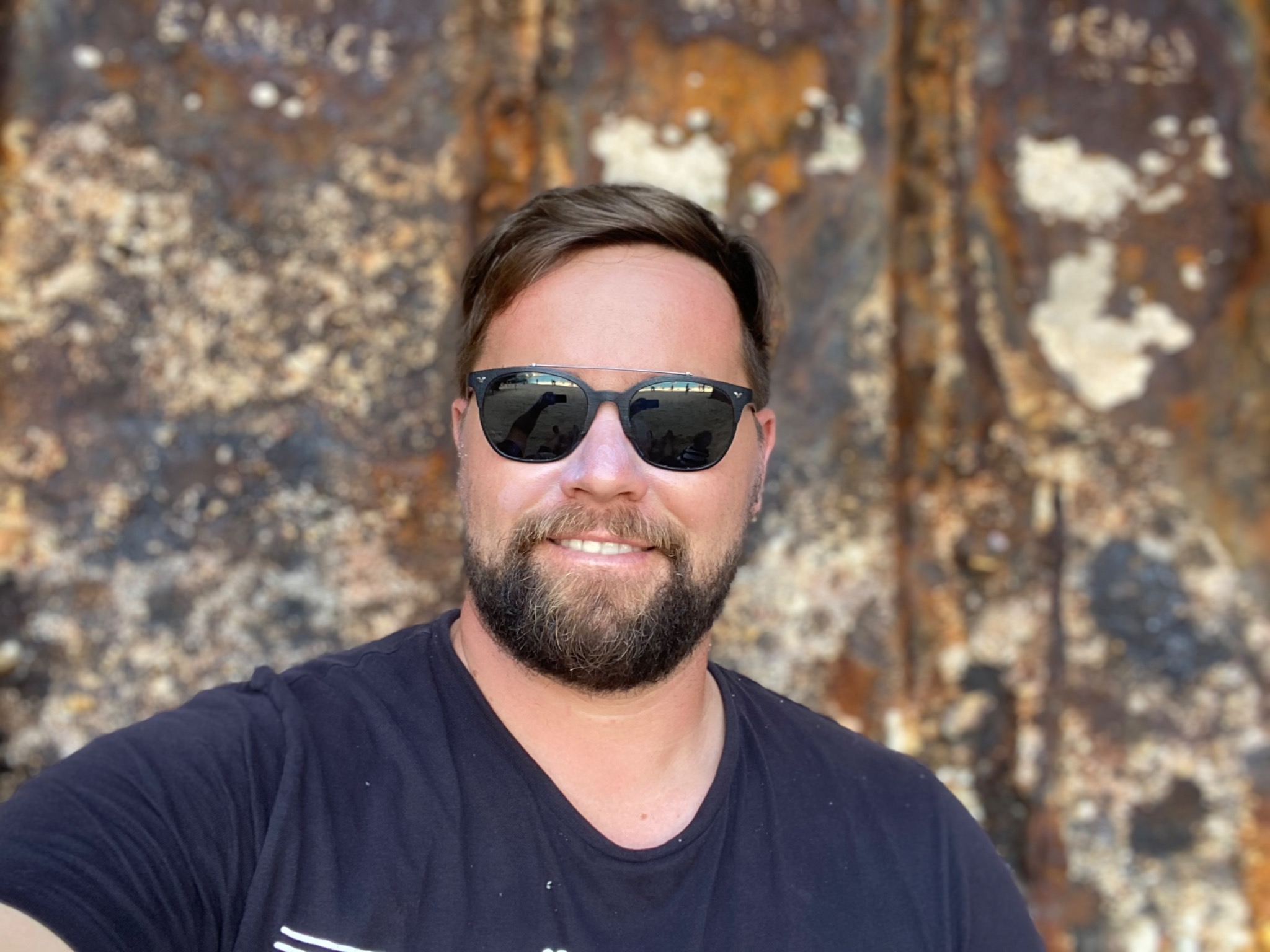 Clemens Holzapfel am Mast über dem Wasser